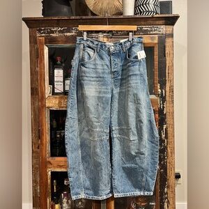 Free People Lucky You Ultra Light Beam mid rise barrel jeans NWT Size 29